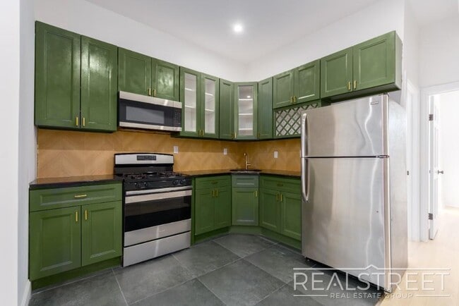 Foto del edificio - Newly Renovated Spacious 4 Bed 2 Bath in Bed Stuy!