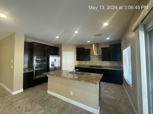 Building Photo - 5 Bedroom Home Near Skye Canyon