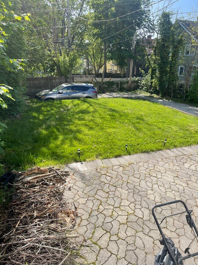 Patio trasero con 2 plazas de aparcamiento. - 2441 Medary Ave