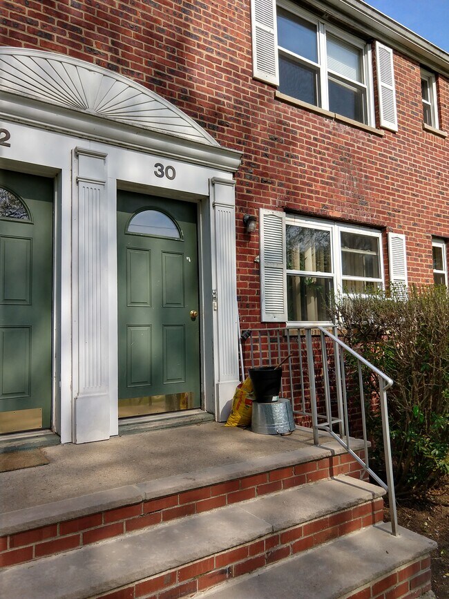 30 Carolyn Ter Unit B, Roselle, NJ 07203 Condo for Rent in Roselle, NJ