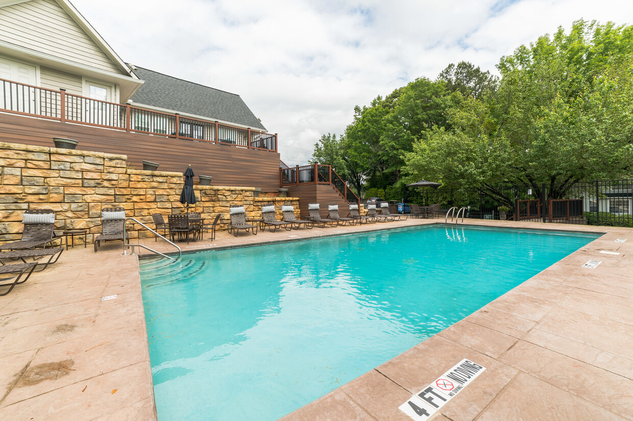 Espectacular piscina con muebles de salón junto a la piscina y sombrillas - Decatur Flats