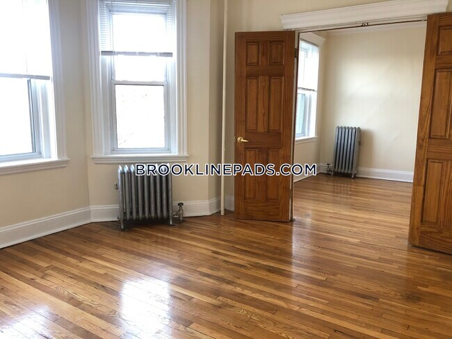 Building Photo - 352 Riverway