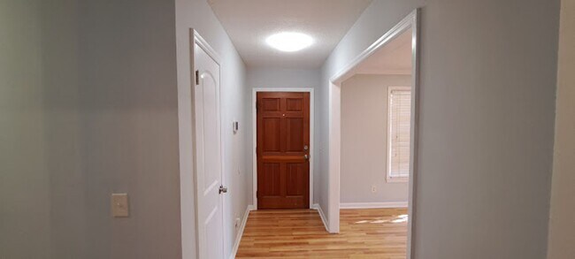 Foto del edificio - Magnificent Remodel Three Bedroom Home!