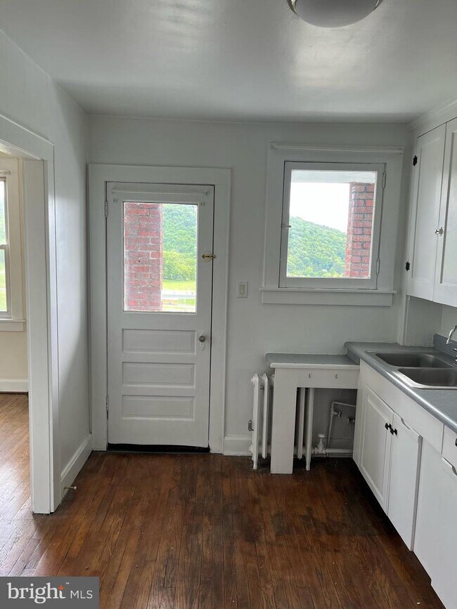 607 Piedmont Ave Unit 3B, Cumberland, MD 21502 Apartment for Rent in Cumberland, MD