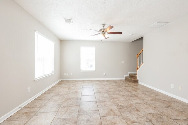 Building Photo - 300 Sarna Dr