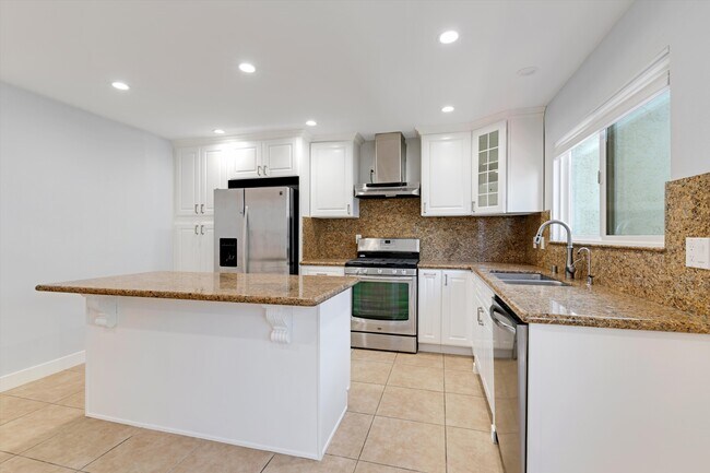 Building Photo - 1666 Palisades Dr