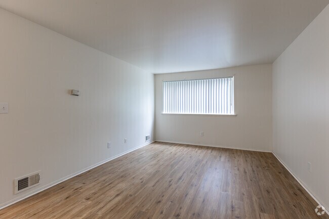 1 habitación, 1 baño, 700 pies cuadrados, sala de estar - Metro Woods Apartments
