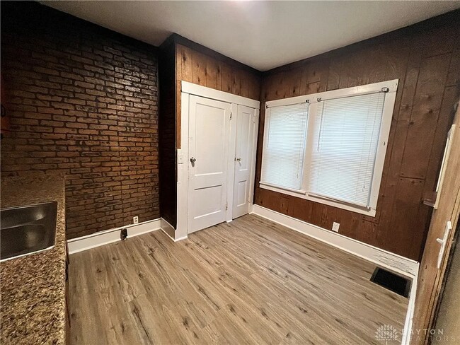 Foto del edificio - 3234 Oakridge Dr