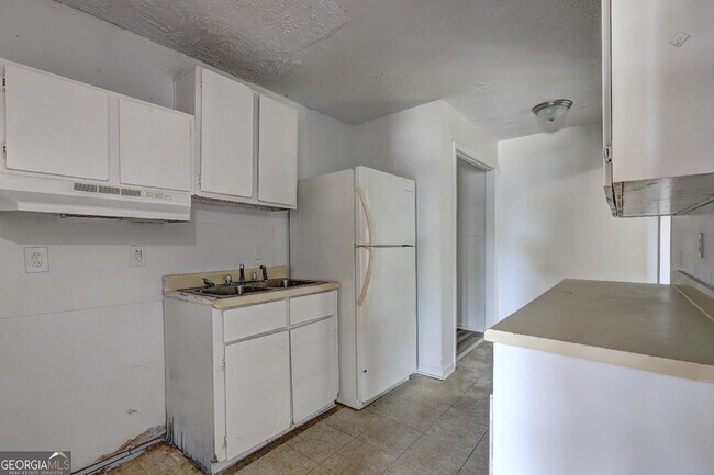 Building Photo - 2176 Bayswater Rd