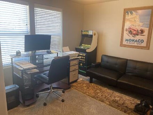 Building Photo - Introducing a charming rental home in East...