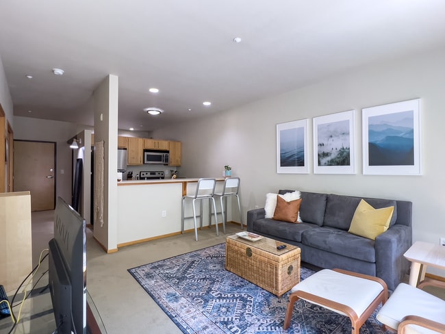 Foto del edificio - NW 1 Bed 1 Bath + a Den in the Pearl District! Includes W/D, Garage Parking and Storage!