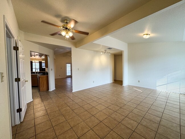 Building Photo - 123 La Paloma Dr