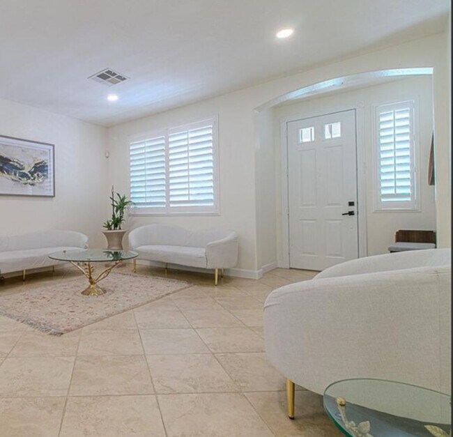 Foto del edificio - BEAUTIFUL 2 STORY 5 BEDROOM 4 FULL BATHROO...