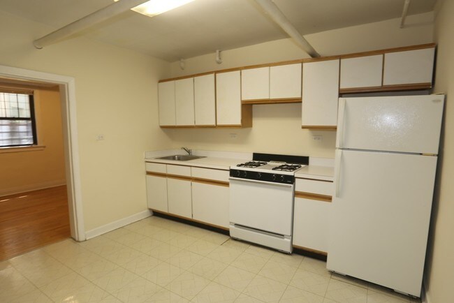 Building Photo - 1 Bd on N. Bissell, Hardwood Floors