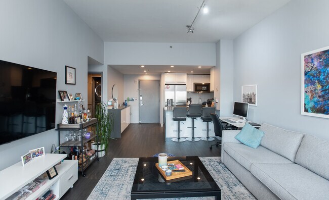 Foto del edificio - 102 Christopher Columbus Dr