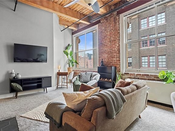 Building Photo - 308 W 8th St