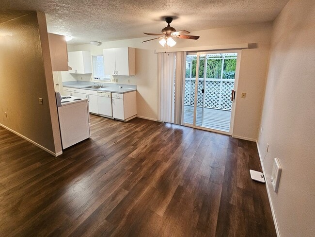 Building Photo - 506 NE Dallas Ct