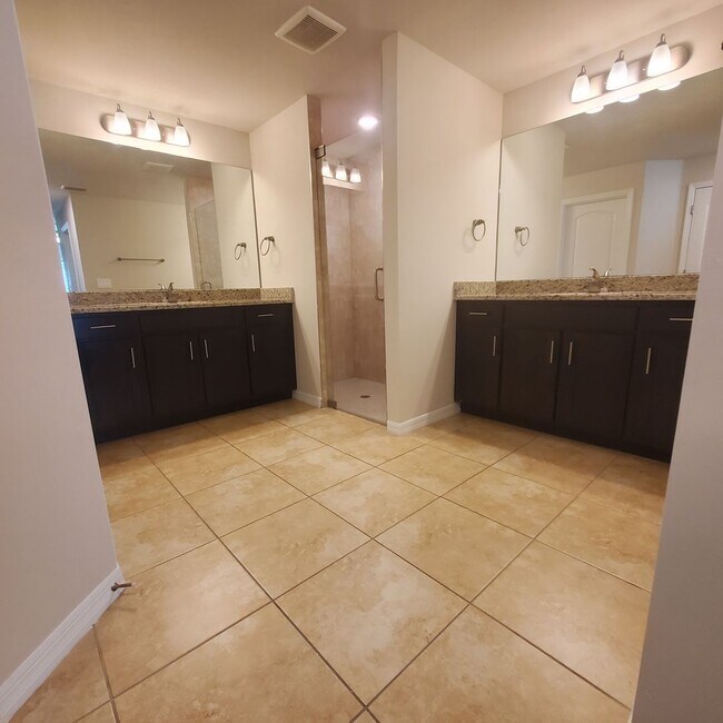 Foto del edificio - Spacious 4 Bedroom 2.5 Bath 2 Car Garage Home