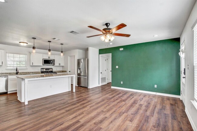 Building Photo - 610 Splitrock
