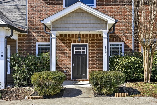 Building Photo - Luxury Size Townhome