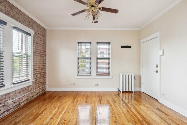 Foto del edificio - 1351 N Washington St