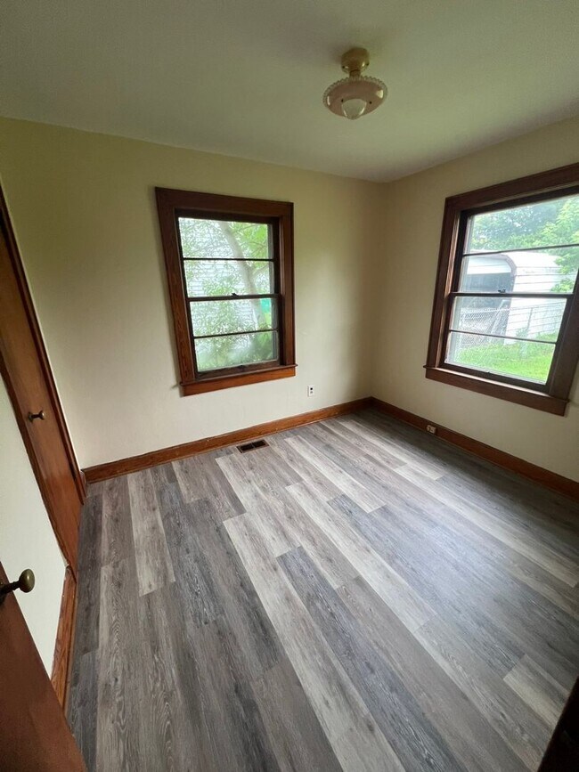 Foto del edificio - FOR RENT - 2 Bed, 1 Bath on Rose Ave