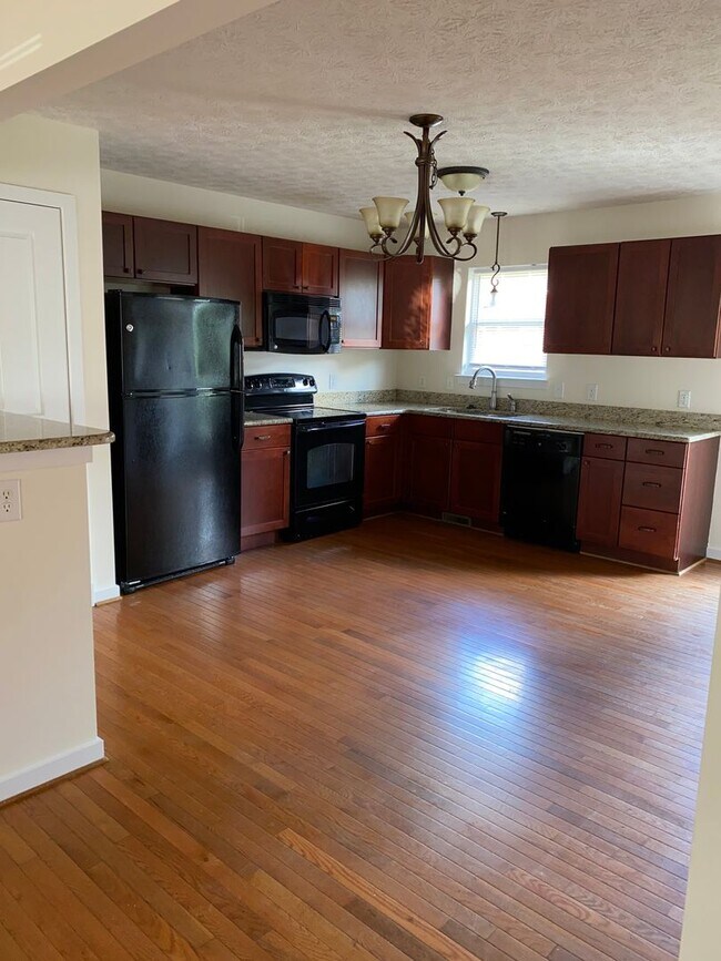 Building Photo - 3 Bedroom, 3.5 Bath Townhouse with Full Fi...
