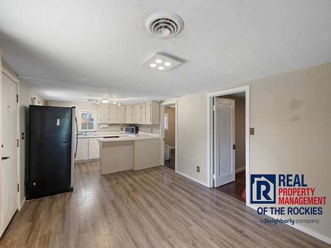 Building Photo - 2 Bed, 2 Bath with Yard, Parking & Laundry...