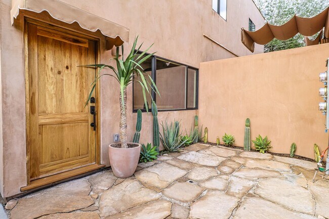 Building Photo - Beautiful 4 Bed House!