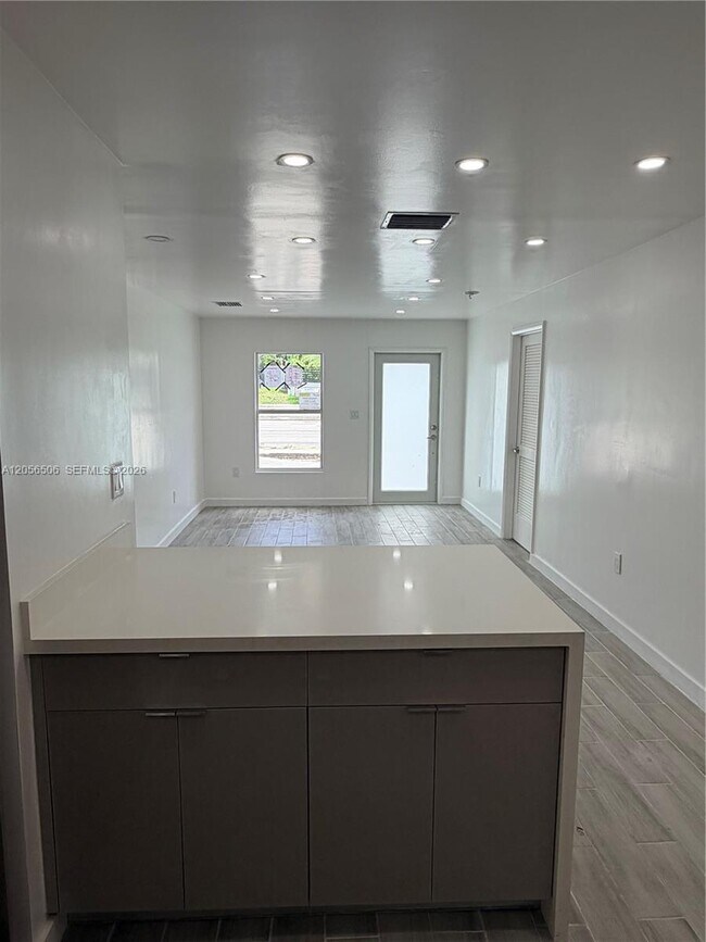 Foto del edificio - 6131 Coral Wy