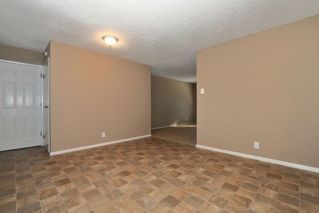 Building Photo - 2185 Kingsford Dr
