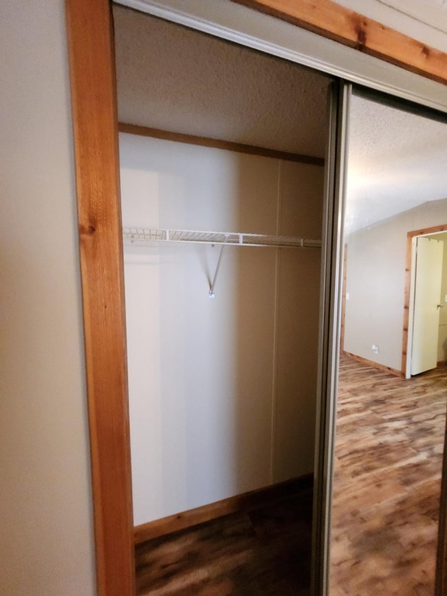 Building Photo - FOR LEASE!!