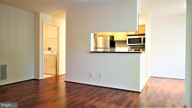 Building Photo - 11655 Chesterfield Ct