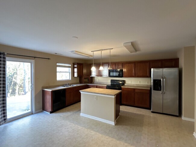 Building Photo - Must See 4 bedroom house!