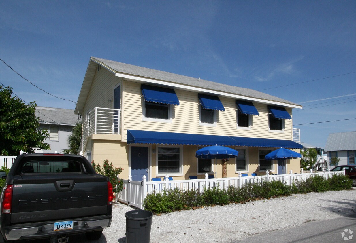 Building Photo - 200 Bay Dr N