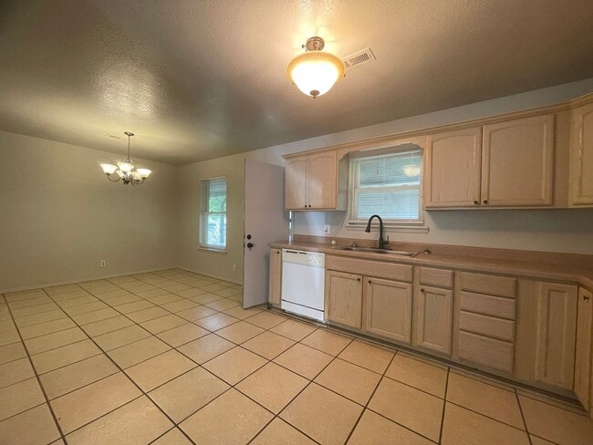 Building Photo - Cute Glenpool 3BD/1.5 BA near High School