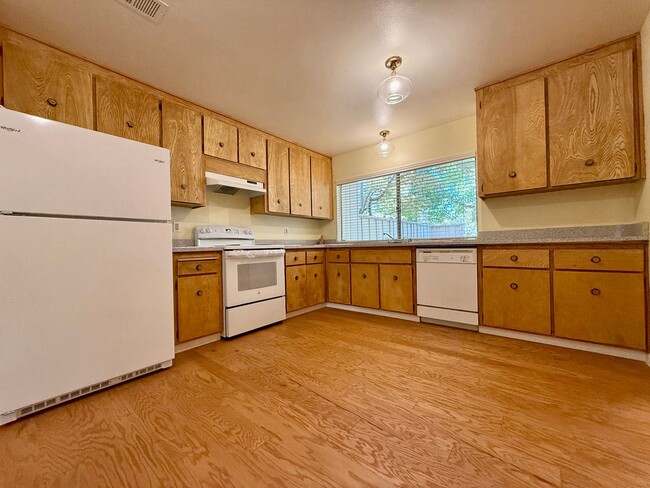 Foto del edificio - Completely Updated 3 Bed 2.5 Bath Walnut C...