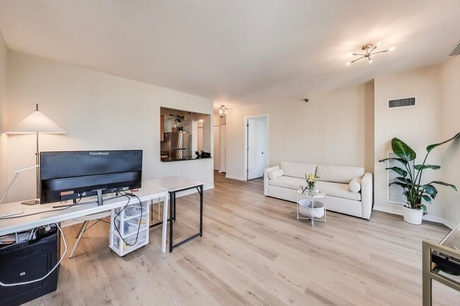 Building Photo - 400 N La Salle Dr