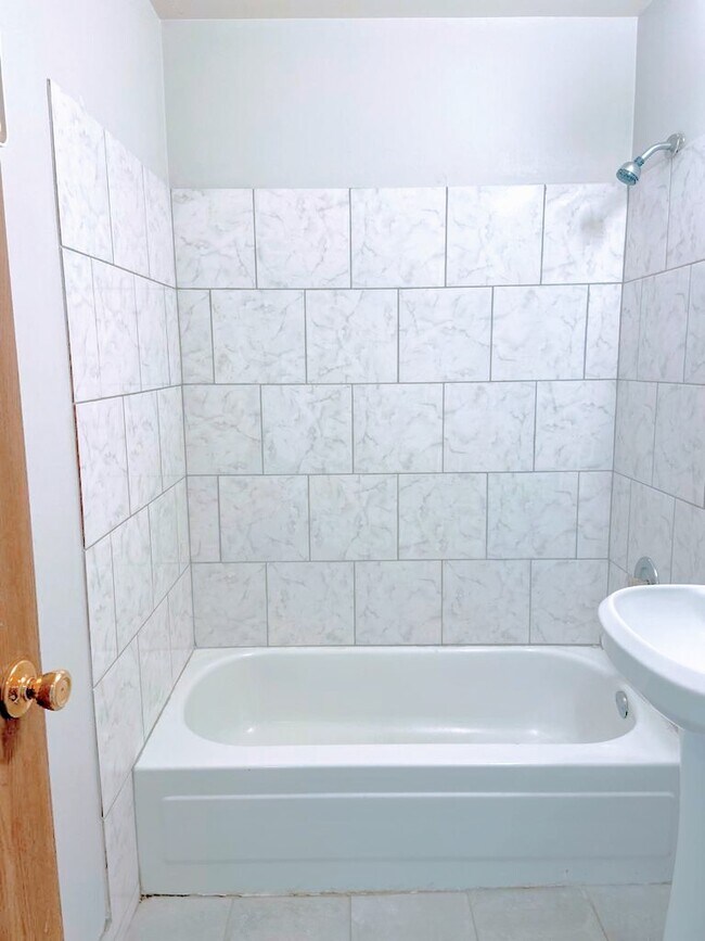 baño 1 - 1348 N Geneva Dr