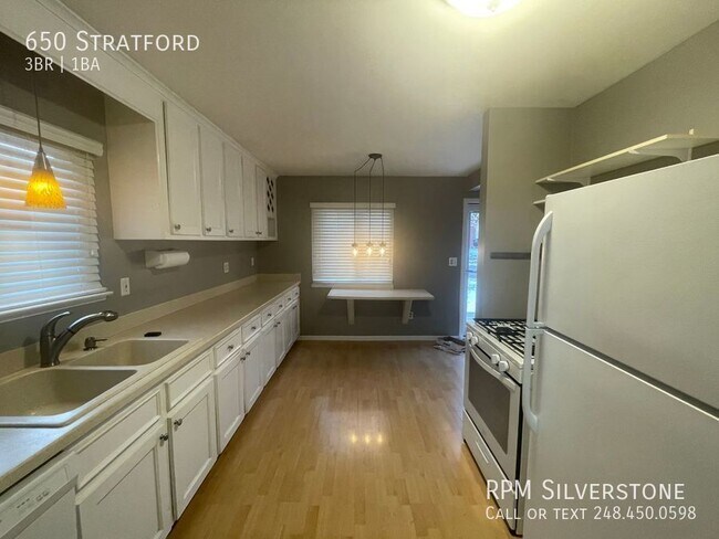Building Photo - Spacious 3-bedroom