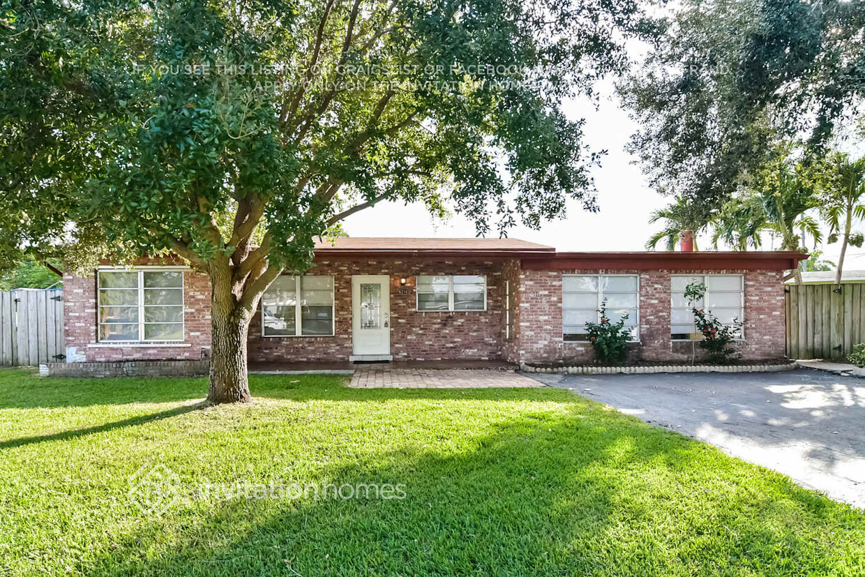 Foto principal - 6216 NW 9th Ct