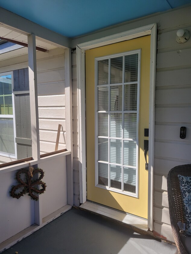 Front entrance with a relaxing porch. - 134 E Trilby St