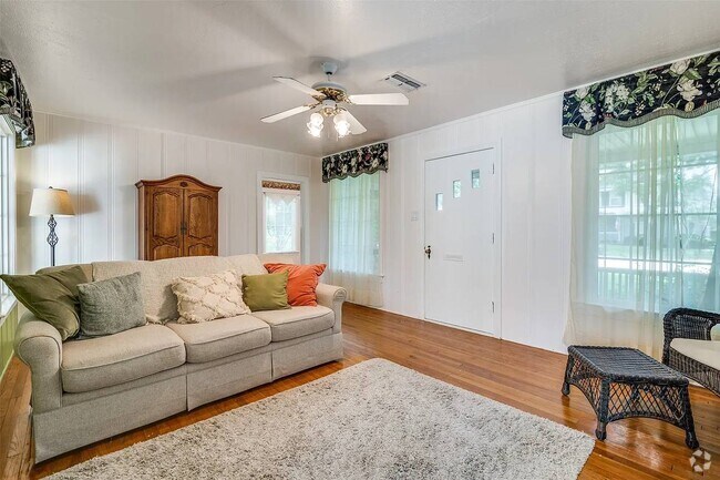 Building Photo - 4026 Longleaf Dr