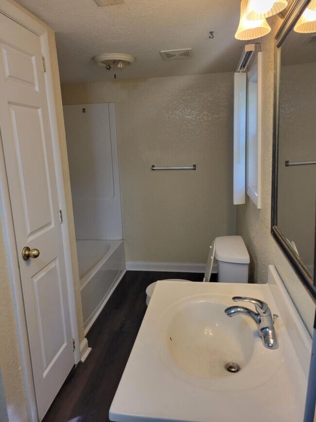 Foto del edificio - 2 BEDROOM 1 BATHROOM HOUSE FOR RENT