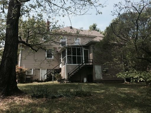 Building Photo - 1 bedroom 1 bath duplex apartment.