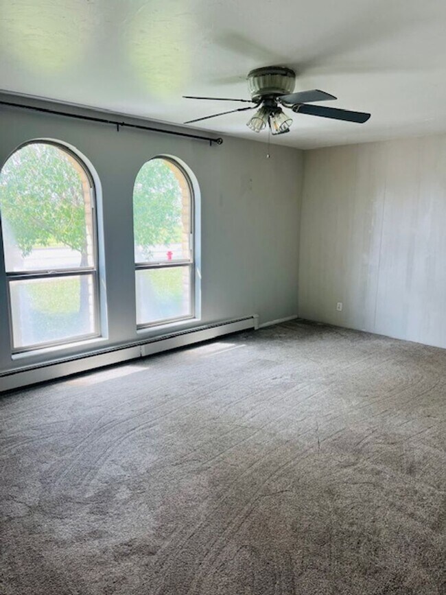 Building Photo - Beautiful home with spacious layout