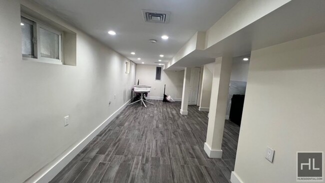 Foto del edificio - GUT RENOVATED 1 BEDROOM SEMI-BASMENT EAST ...