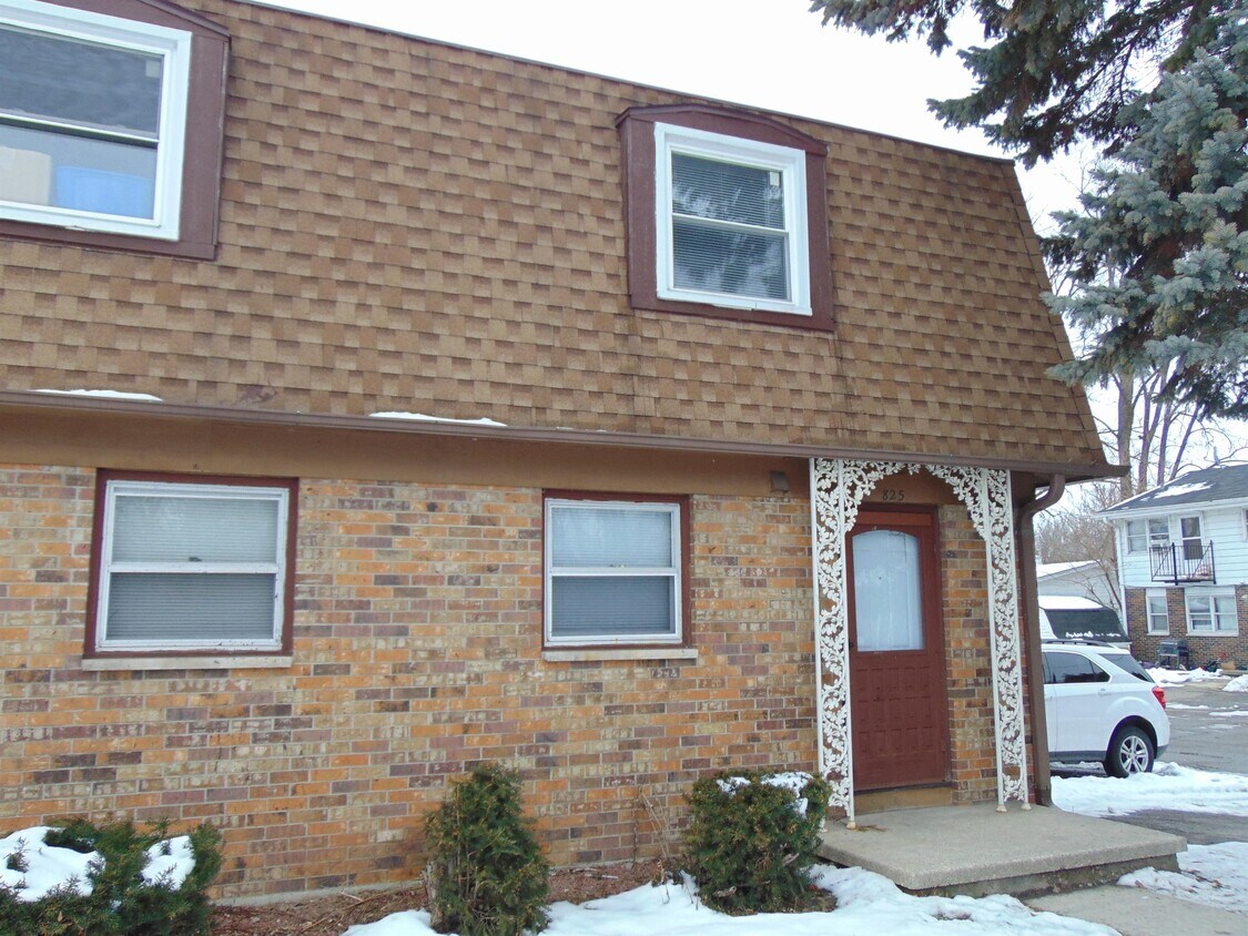 Primary Photo - 825 Turek St