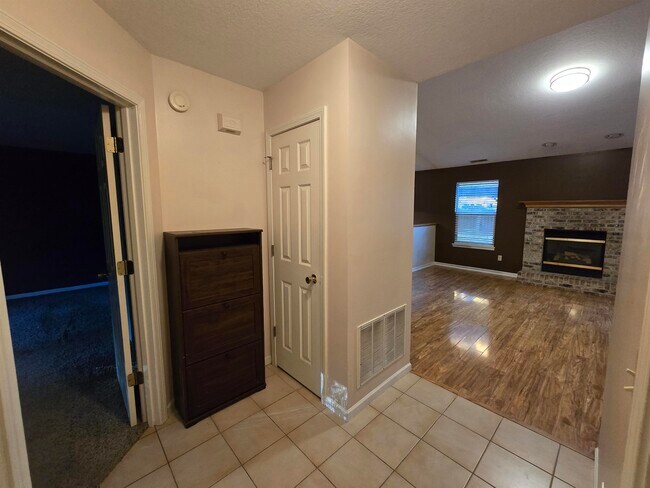 Foto del edificio - 235 Spring Forest Ct