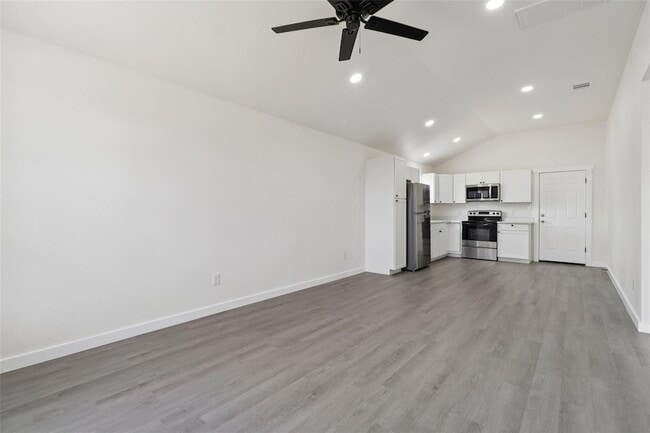 Foto del edificio - 1087 Schubert Ln